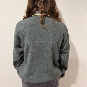 patagonia fleece pullover quarter button. size small. peach accents. grey fleece
